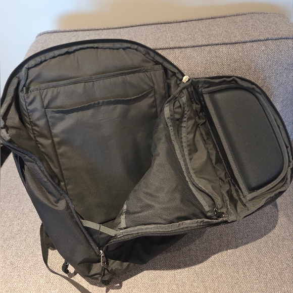 Thule Accent Black Backpack - Picture 7 of 9